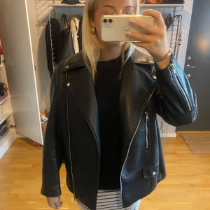 Skinnjacka - Snygg skinnjacka från hm i strl s men skulle säga mer som en m
