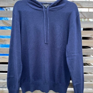 Kashmir hoodie - Säljer nu denna asfeta kashmir hoodien ifrå Calmire. Den är bra skicka och är i storlek M passar perfekt nu till hösten. Nypris 999kr och jag Kan mötas upp i Stockholm 