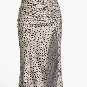 Kjol - Säljer denna kjol i nyskick då den inte används! Super fin i storlek S men skulle säga att den passar cs också🫶