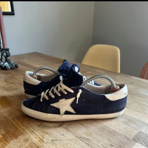 Golden goose  - Säljer dessa feta golden goose i strl43 i fint skick. Har använt i några månader. Det ändå riktiga skillnaden från ett par nya är att sulan håller på att slitas ner. Dm för fler bilder 