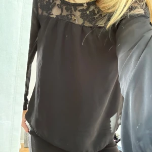 Svart blus💕 - Jätte fin svart blus med en litet hål i armhålan man det syns inte💕