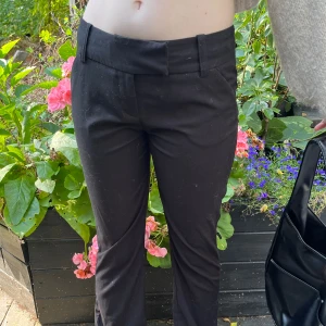 Lågmidjade kostymbyxor  - Lågmidjade kostymbyxor från märket Stockholm. Passar 34/36 och 160-170cm i längd, jag på bild är storlek 34 och 170cm lång. 