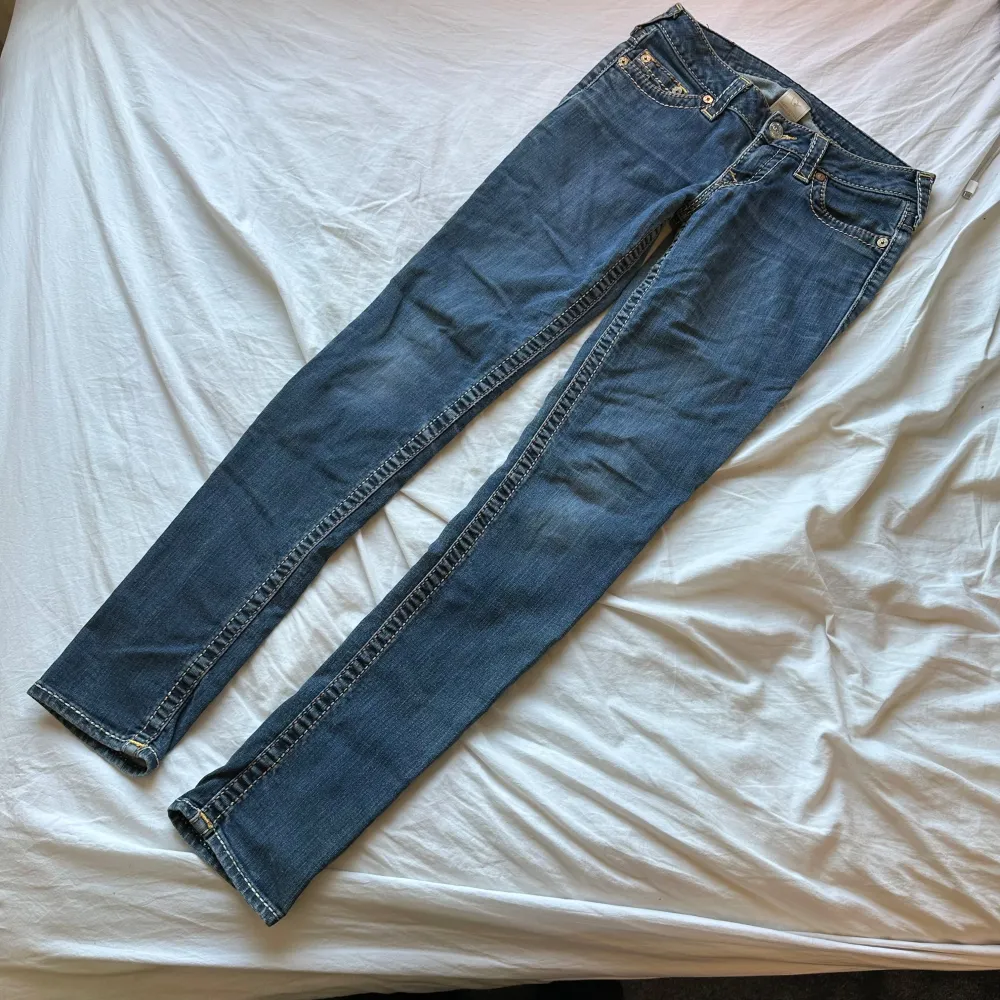 true religion jeans, 37cm rakt över i midjan och innerben är 80cm. Jeans & Byxor.