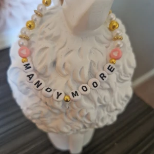 HOV1 'låtext' fan armband - Text "Mandy moore'  Omkrets ca 19-20 cm   Helt nytt