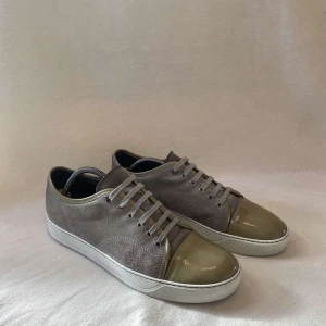 Lanvin skor - Ett par lanvin skor lanvin i stilren färg. OG medföljer. Uk 9| skick 9/10! Nypris ca 3999kr| vårt pris : endast 1999kr. STEAL🚨