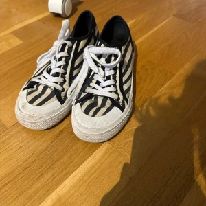 Zebra skor - Något smutsiga, storlek 37 men passar mig som har 39