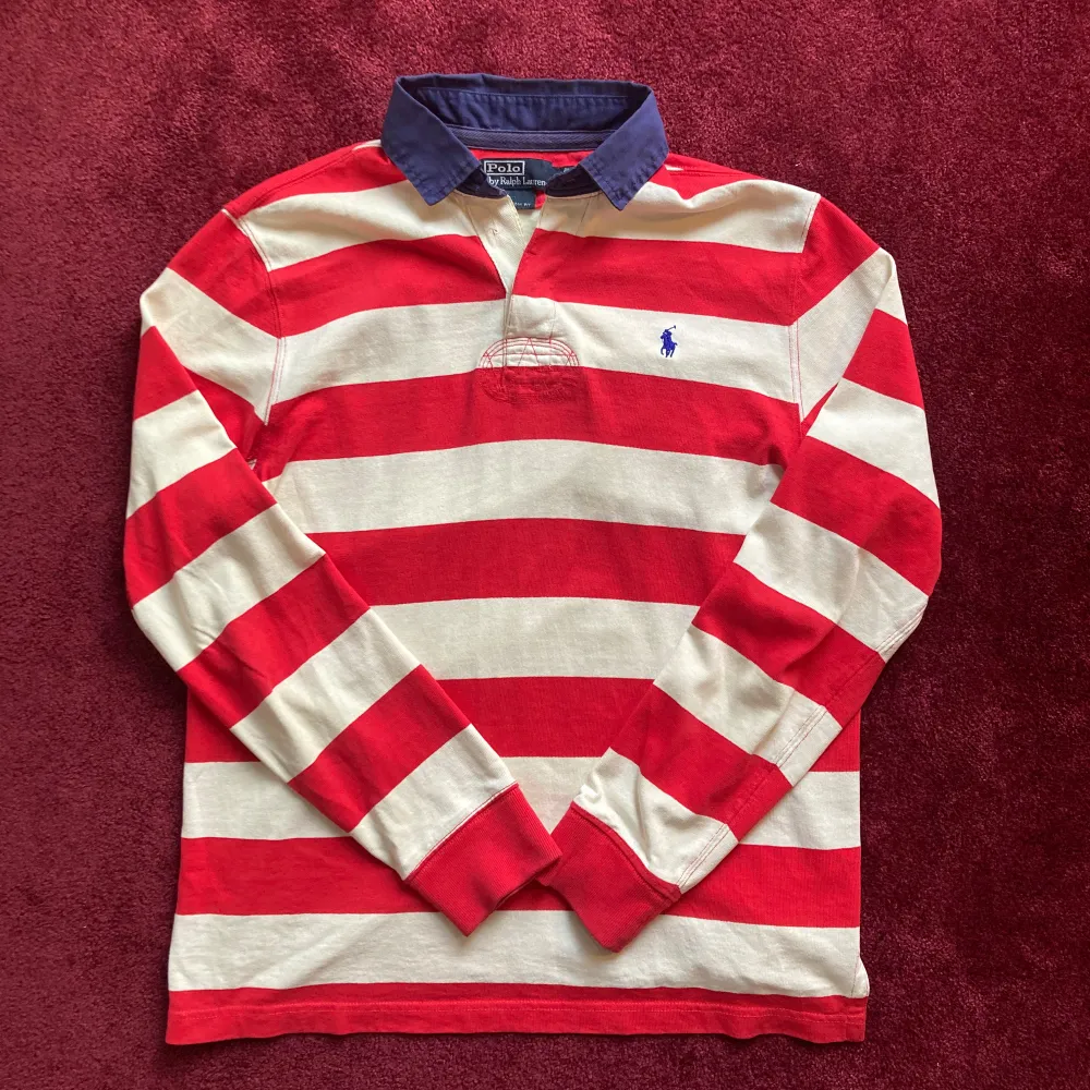 Säljer min Polo Ralph Lauren rugby tröja, tidlös klassiker, storlek medium. Den saknar dem två överst knapparna (se bild) går att laga men jag tycker ändå den är snyggast med knapparna uppknäppta.. Tröjor & Koftor.