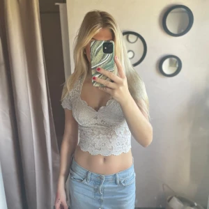 Spets top  - Jätte fin topp  Använt några gånger  Färgen är lite grå vit