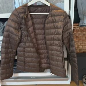 Höst/vår jacka  - En fin brun tunn dunjacka som inte kommer till användning längre från Uniqlo. Inga defekter. Pris går att diskutera 
