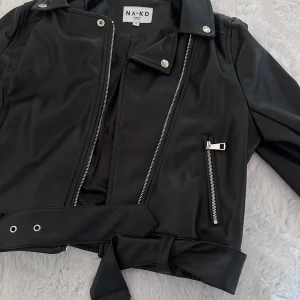 Skinnjacka - En skinnjacka från NA-KD i storlek 36 men funkar för en M om man vill ha den lite tightare. Den är i helt nyskick och har inga skavanker! Hör av er vi frågor💗
