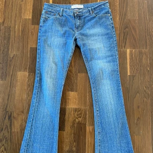 Blå bootcut jeans - Säljer ett par jättesnygga snygga blå bootcut jeans från Sheeka Jeans. Pris kan alltid diskuteras. Skriv om du har några frågor!💗