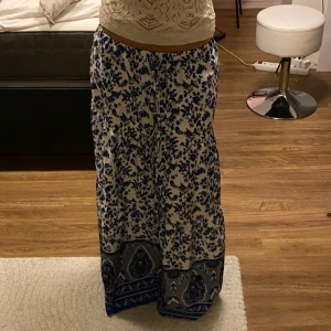 Långkjol maxikjol - Så fin långkjol i strl S💓 Litet hål som syns på sista bimden, inget man lägger märke till eller ser när man har den på sig!💐