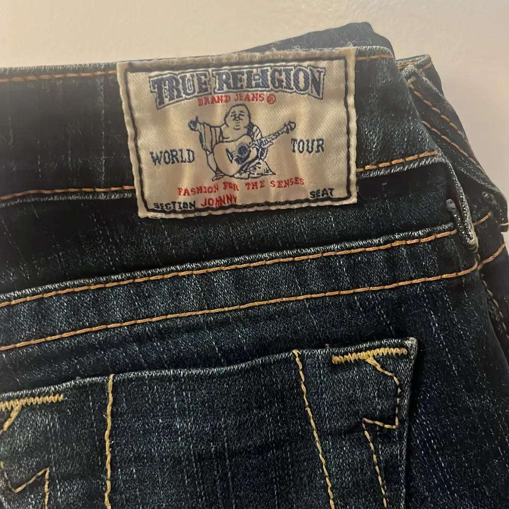 Super snygga true religion jeans. Jag köpte dom för 1300kr men säljer dom nu för 900kr. Dom är i super bra skick och har bara använts några få gånger.. Jeans & Byxor.