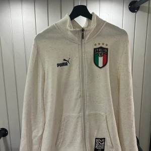 Italien Zip Tröja - Väldigt Bra skick ( 9.5/10 ). Använd Max 3 ggr. Köpt för 449kr på Unisport.   Liten fläck vid dragkedja som går bort i tvätten. 