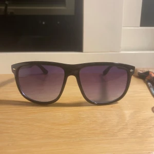 Grisch solglasögon - Ett par snygga Grisch glasögon som linkar rayban boyfriends. Priset är inte hugget i sten. Bara och skriva vid frågor och funderingar. Mvh Hugo 