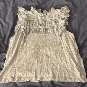 Ljus blå blus ifrån Lindex  -  Det här är en blus från Lindex det är i storlek L och ifrån HOLLY & WHYTE!