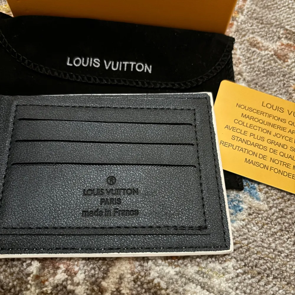 Hej! Nu säljer jag min i helt oanvända Louis Vuitton plånbok då jag inte använder den. Alla tillbehör medföljer självklart. Priset kan diskuteras vid snabb affär. Kan både frakta och mötas!. Accessoarer.