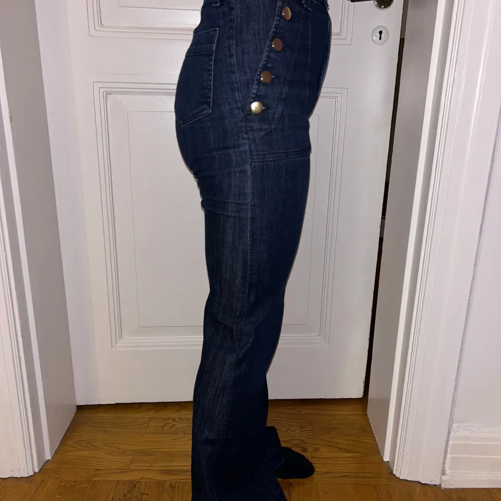 Fina back to school mörkablåa jeans, de är inte defekta dock har de en vit fläck på låren som knappast syns ( se sista bilden ) 🌸 Storlek 34 men passar även strl 36 ✨. Jeans & Byxor.