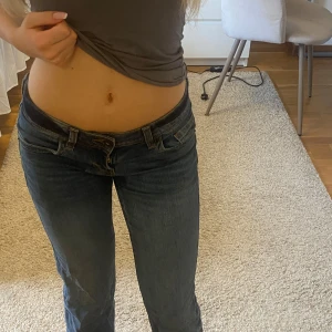 Lågmidjade jeans  - Intressekoll på dessa jätte fina jeans då de är lite små på mig 🥹