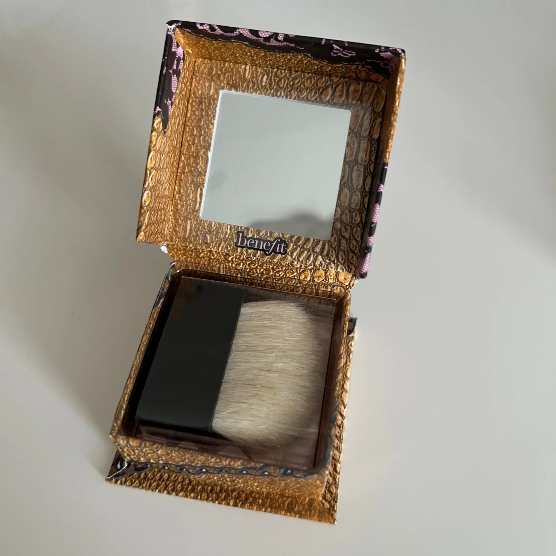 Rockateur Rouge från Benefit - 90