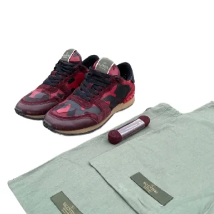 Valentino rockrunners  - Ett par feta valentino rockrunners. Inga stora skador på dem. Dem har bara används som vanliga skor. Hör av dig om du har frågor