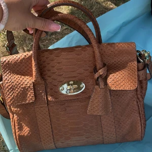 Mulberry i krokodilskinn - Helt ny mulberry väska. Säljer i snabb affär för 2700 då jag köpte den för 10000kr 