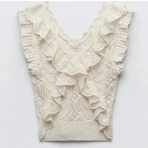 Intressekoll på "Zara topp" - Så fin topp från zara med volanger i färgen beige typ. Storlek M men skulle säga att den sitter som S. <3