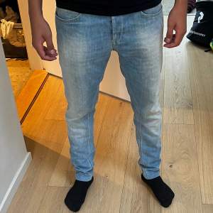 Dondup George jeans  Size: 34 Bra skick Passar längden 180-184 enligt oss  Vid frågor eller funderingar är det bara att skriva! Modellen är 180