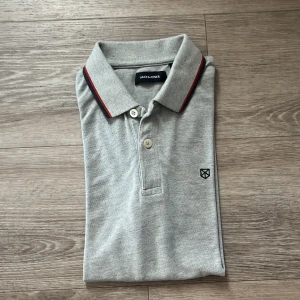 Jack and Jones pike - Hej säljer min piké på grund av att den är för liten inte andvänd så många gånger plus snygg nu till hösten att ha under zip tröjan 😍