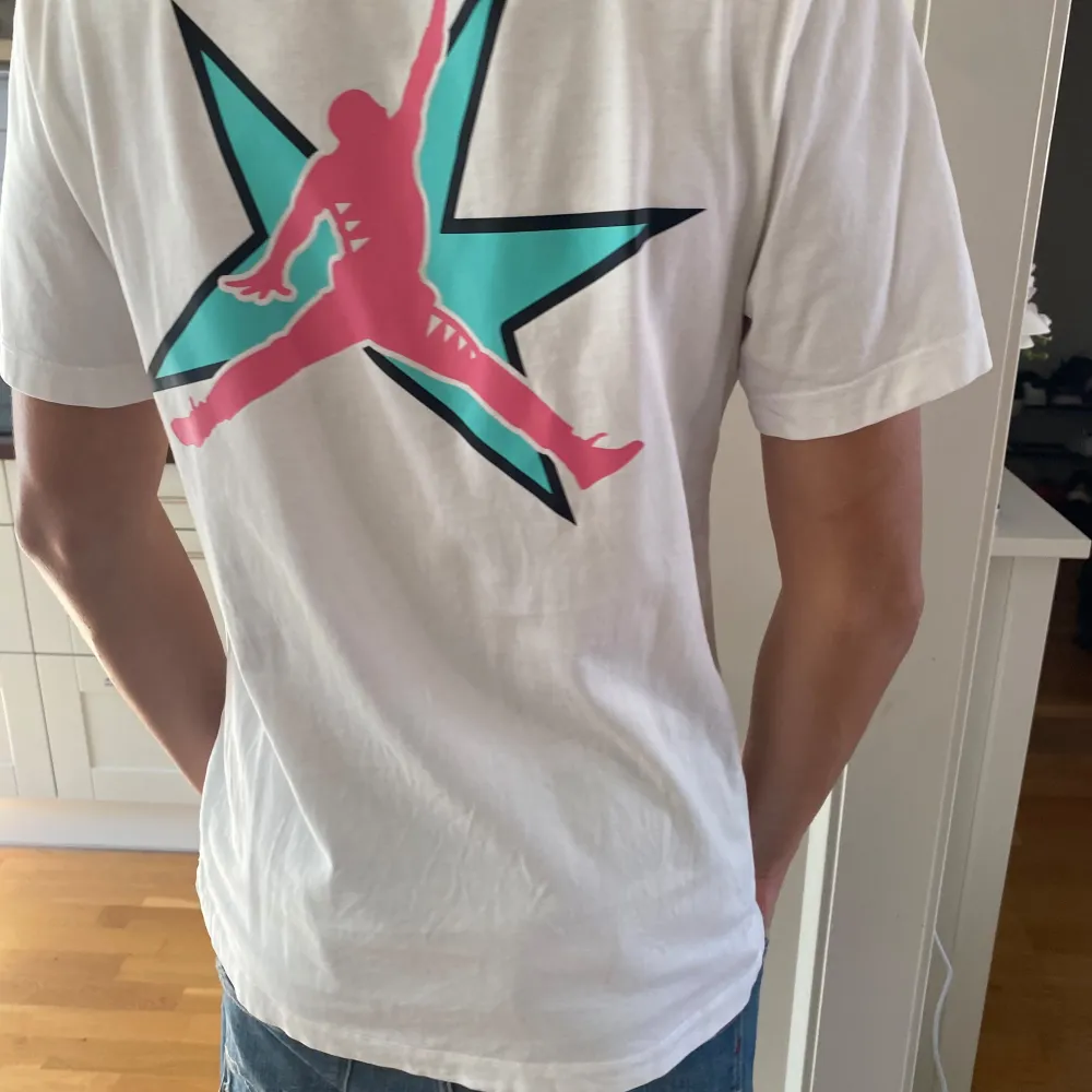  Vit Jordan t-shirt i toppen skick inga fläckar samt hål. Pris går att diskutera vid snabb affär. T-shirts.