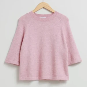 Other stories tröja!! - superfin stickad trekvartsärmad tröja från Other Stories, skulle säga nästan nyskick eftersom den bara är använd 1 gång!! Superbra skick och supergosig, tveka inte skriv om ni har frågor💖💖 pris kan diskuteras 