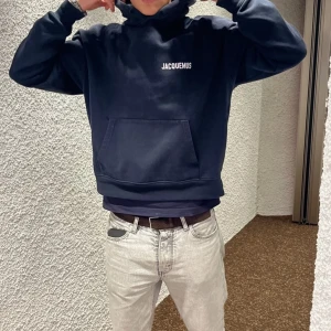 Jacquemus hoodie - Riktigt fet hoodie från jacquemus. Skick: 10/10 helt ny. Har flera olika storlekar. Kostar 2900 på NK. 