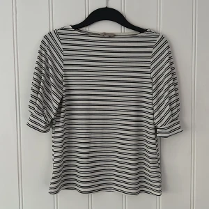 Randig Topp - SOM NY - Jättesöt randig topp från H&M, strl. XS, använd endast en gång. Snygga ärmar!