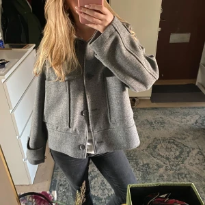 Kappa - Väldigt snygg kappa som tyvär är för stor på mig, helt ny💕