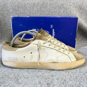 Golden goose skor - Feta! | skicket är okej bra 8/10 om bortser från sulan | storlek 41-42 | endast skorna ingår | skriv vid frågor! GIVETVIS ÄKTA.