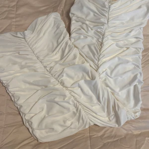 Klänningar från Club L strl 38. - Figurnära tubklänningar från Club L storlek 38. Endast använda vid ett tillfälle. Finns i färgerna: vit och mauve. 