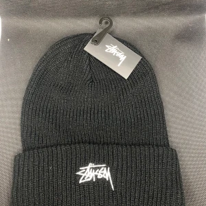 Stussy mössa  - Tjena, säljer denna stussy mössa. Perfekt för vintern som kommer. pris kan diskuteras vid snabb affär 🤝