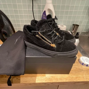Giuseppe zanotti - Giuseppe zanotti skor storlek 39  Skriv om du vill ha mer bilder  
