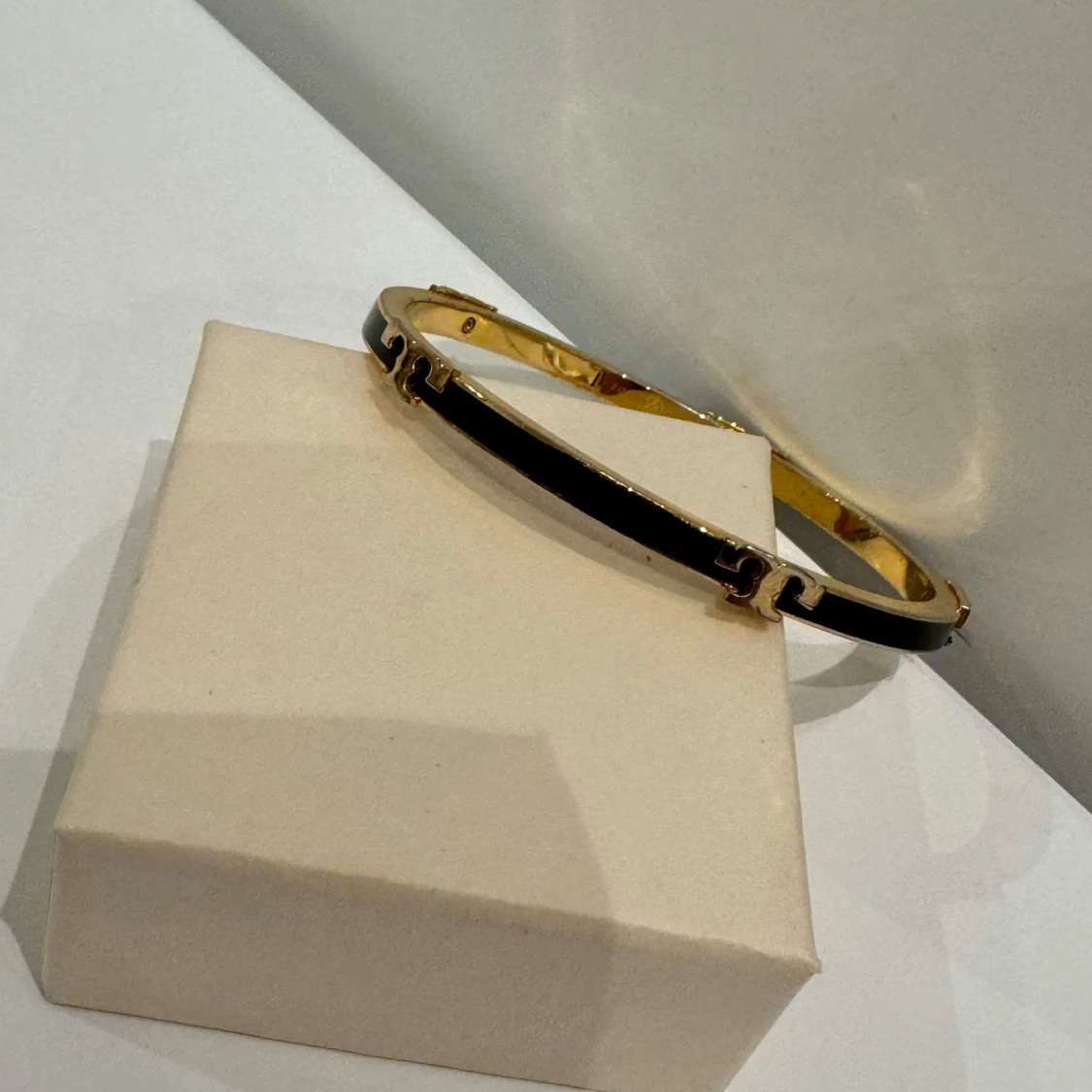 Tory Burch Svart & Guld Emaljerat Armband - 90