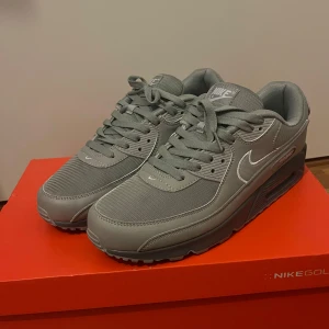 Nike Air Max gråa - I fint skick, knappt använda. Orginal boxen har jag tappat bort så man får en Nike golf box med istället. Storlek 45 men sitter mer som en 44-44,5