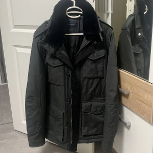 Höst/Vinterjacka  - Mycket fin höst/vinterjacka i mycket bra skick. Inga defekter eller något på den. Kan tänka mig att gå ner i pris vid snabb affär. Köpt från Zara.