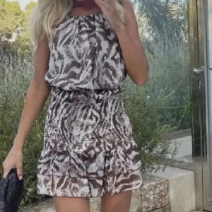 Zara klänning - Säljer denna superfina zara klänningen i zebra mönster! Klänningen är sparsamt använd så i bra skick! Fråga gärna efter fler bilder!🤍🤍