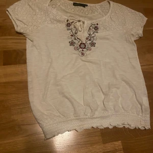 Söt blus - Fin blus med spets, knyte i halslinningen och blommbroderning💕