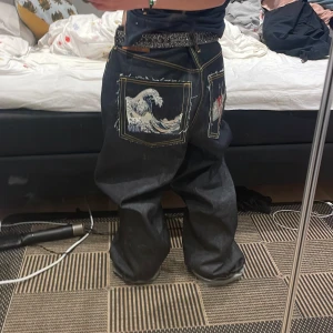 Mega baggy jeans - Skit coola jeans som är så baggy med sytt tyg på bakfikorna. Dom är väldigt långa så man är typ tvungen att vika up byxorna där nere som ni ser på bilden. Bra skick och kvaliteten är skit bra inga hål osv.