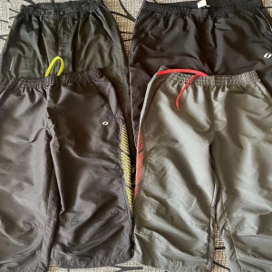 Trekvartsshorts paket - Paket med 4 par trekvartsshorts. 3 av dem av märket soc från stadium. Alla i mycket fint skick. 