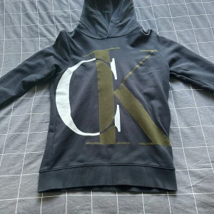 Calvin klien hoodie  - Nästan helt oanvänd calvin klien hoodie.