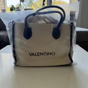 Mario Valentino Bags LEITH - Handväska - Oöppnad, oanvänd, i original emballage/förpackning. Original pris 1345kr. Kvitto finns.