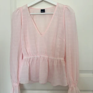 Rosa blus  - Super gullig rosa blus från Gina Tricot i storlek Xs. Bra skick då den endast är använd ett få tal gånger 💖
