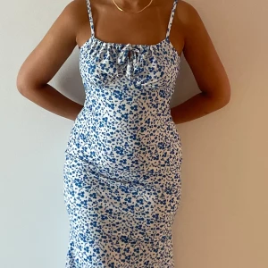 Somrig klänning - Fin klänning som framhäver kurvor, bekvämt material och hyfsat lång. 