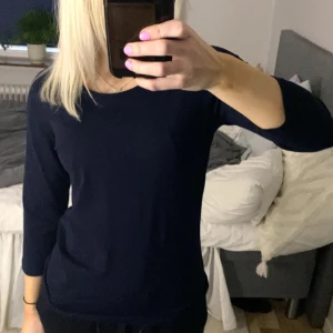Mörkblå tröja - Tr kvarts ärmar mörkblå törja aldrig använt köpte för 300